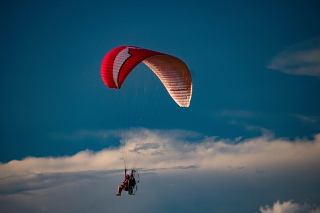 Un paramoteur en vol ciel bleu